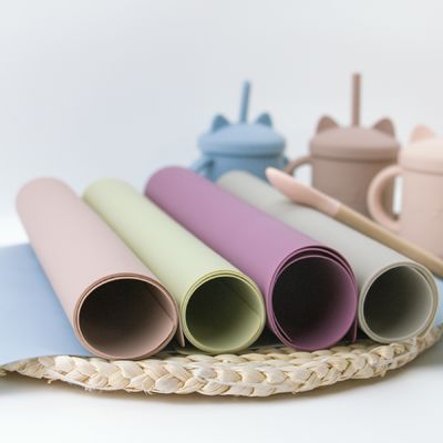 स्वनिर्धारित लोगो टेबल मैट डेस्क मैट के साथ बीपीए फ्री नॉन स्लिप किड्स सिलिकॉन प्लेसमेट रंगीन