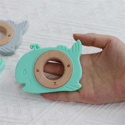 बहुक्रियाशील सिलिकॉन बेबी Teether के साथ संलग्न Teething लकड़ी के अंगूठी पशु पैटर्न