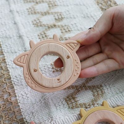 बहुक्रियाशील सिलिकॉन बेबी Teether के साथ संलग्न Teething लकड़ी के अंगूठी पशु पैटर्न