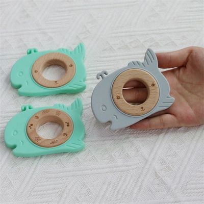 बहुक्रियाशील सिलिकॉन बेबी Teether के साथ संलग्न Teething लकड़ी के अंगूठी पशु पैटर्न