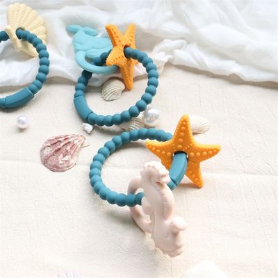 खाद्य ग्रेड सिलिकॉन बेबी Teether गैर विषैले डिजाइन और आसान पकड़ हैंडल के साथ BPA मुक्त सिलिकॉन Teething रिंग