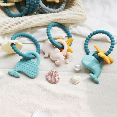 खाद्य ग्रेड सिलिकॉन बेबी Teether गैर विषैले डिजाइन और आसान पकड़ हैंडल के साथ BPA मुक्त सिलिकॉन Teething रिंग