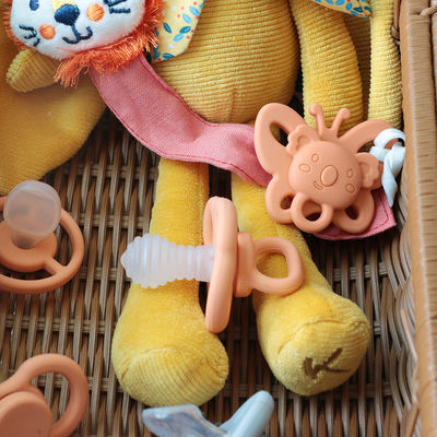 कस्टम प्यारा कार्टून आकार सिलिकॉन pacifier बीपीए मुक्त बच्चे दांत और शांत बच्चे नरम pacifier
